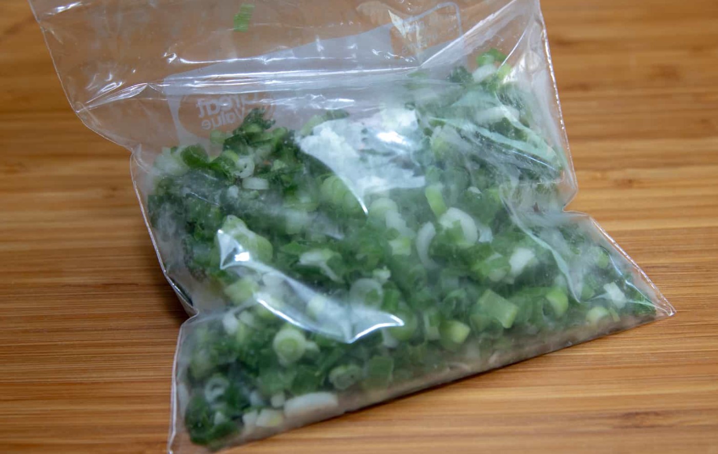 Зеленый лук заморозка. Зеленый лук в вакуумной упаковке. Пакеты для заморозки зелени. Замороженный зеленый лук.